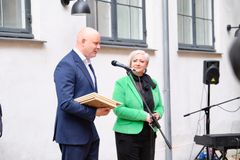 Udover kulturminister Jakob Engel-Schmidt holdt Lisbeth Trinskjær, der er formand for Folkehøjskolernes Forening, tale ved offentliggørelsen på Suhrs Højskole.