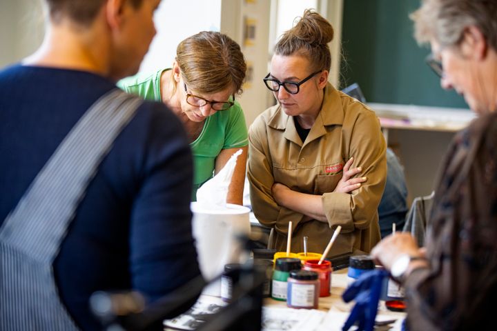 Det er blandt andet de kreative fag, der er populære blandt ugekursisterne på landets højskoler. Også kreative fag er populære. Hvor der sidste år blev udbudt 146 fag med billedkunst, er der i år 177 at vælge imellem. Arkivfoto.