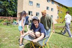 I alt 18 højskoler har de seneste år modtaget knap 36 millioner kroner fra Nordea-fonden til at igangsætte grønne projekter, hvilket indebærer alt fra køkkenhaver og bygninger til nye fag.