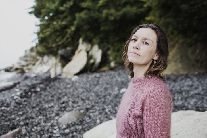 Janne Mark har tidligere vundet store priser for sin musik, der forener jazz med en særlig nordisk folketone. I dag modtog hun Den folkelige sangs pris under Folkehøjskolernes Forenings årsmøde på Brandbjerg Højskole ved Vejle.