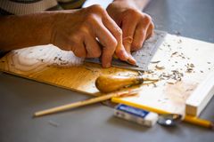 "På højskolerne får kursister mulighed for at fordybe sig i kreative processer sammen med dygtige lærere og andre kursister, som deler deres interesse. Det er en stor hjælp, hvis man skal blive bedre. Og så er det ikke mindst sjovt," siger Betina Egede Jensen, der er generalsekretær i Folkehøjskolernes Forening.