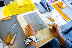 ”Vi har kunnet se, hvordan kreative fag er vokset i popularitet de seneste år. Folk vil kaste sig ud i noget nyt eller blive dygtigere til bestemte håndværk, som måske fylder mindre i deres dagligdag," siger Betina Egede Jensen, der er generalsekretær i Folkehøjskolernes Forening.