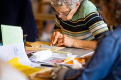 Interessen for kreative fag lader til at spænde bredt. Hvor fag med billedkunst er gået fra 138 i 2022 til 161 i 2026, er keramik og raku steget fra 62 til 96 fag, mens fag om skulptur er gået fra 22 til 31.