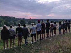 På Idrætshøjskolen Bosei bliver en tidligere mark inden længe forvandlet til et levende læringsrum for biodiversitet, mental sundhed og bæredygtig adfærd.