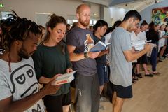 Højskolernes fællessangsprojekt ”Syng, spis og snak” begyndte oprindeligt i 2017 og forløb over fem år med støtte fra Nordea-fonden. Nu skal den nye bevilling fra 15. Juni Fonden sikre, at projektet skaber fokus på en af det 21. århundredes største kriser: natur- og miljøkrisen.