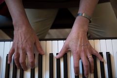 Sideløbende med arrangementerne på højskolerne skal der udvikles nye fællessange med en grøn dimension.