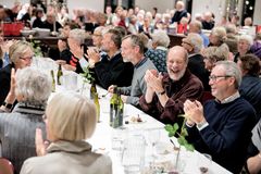 Fra begyndelsen af 2026 og tre år frem vil højskolerne være værter for 300 ”Syng, spis og snak”-arrangementer fordelt over hele Danmark. Alle arrangementerne vil tage afsæt i naturen, både i sangene, maden og samtalerne.