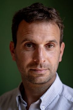 Forstander Rasmus Meyer modtog torsdag aften Højskolepædagogisk Pris på højskolernes årlige lærer- og forstandermøde, Højskolemødet, på Egmont Højskolen i Hou.