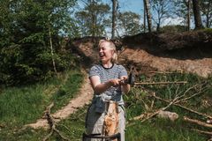 På Grundtvigs Højskole arbejder eleverne med klimasikring, biodiversitet, udefaciliteter, madskov og regenerativ dyrkning – altid med afsæt i ny viden, workshops og samarbejde med eksperter og lokalmiljø.