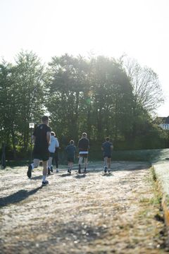 Gymnastikhøjskolen i Ollerup omdanner det historiske Stadion på Svendborgvej til Ollerup Fælled; et åbent, grønt fællesareal, der forener natur, fællesskab og demokratisk dannelse for både skolen og det omgivende lokalområde.