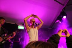 Når dagens debatter var slut, blev der skruet op for musikken. Højskolernes telt dannede blandt andet ramme om fantastiske koncerter med KEDDE (billedet) Julie Pavon og Downtown July.