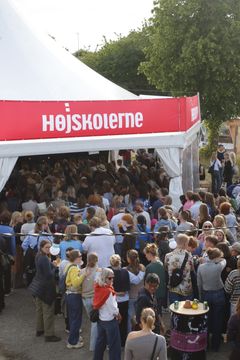 I Højskolernes telt var programmet tæt pakket med debatter, samtaler, fællessang og aktiviteter fra morgen til sen aften.