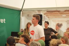 Højskoleeleverne satte ikke kun deres præg på Højskolernes eget område. Rundt omkring på Folkemødets mange scener deltog elever, lærere og forstandere i debatter om alt fra trivsel og SU-lån til journalistik, litteratur, sugardating og fællesskabets betydning.