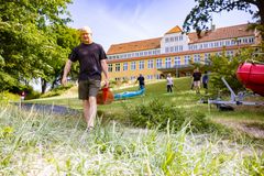 Hver sommer åbner landets højskoler dørene for kortere kurser af typisk en til to ugers varighed, hvor deltagere i alle aldre kan fordybe sig i alt fra sang og keramik til politik, natur og litteratur.