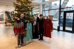 Glæde hos Nordisk Films udsendte, da kostumerne skulle hentes hos Bruun Rasmussen i Lyngby.