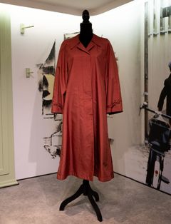 Maude Varnæs’ frakke i thaisilke fra ”Matador”