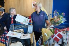 Aase Nielsen gratuleres af en glad kunde