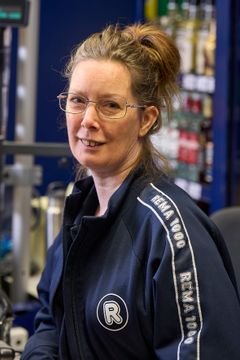 Hvert år hylder ugebladet Hjemmet Danmarks sødeste kassedame m/k, og i år er den snakkende kassedame fra REMA 1000 i Havnegade i Odense en af de fem finalister.