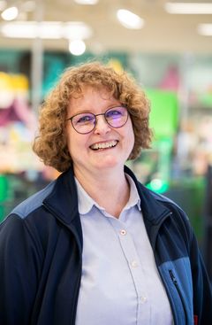 Patrice Mogensen fra Kvickly i Rønne er blandt finalisterne i kåringen af Danmarks sødeste kassedame 2026.