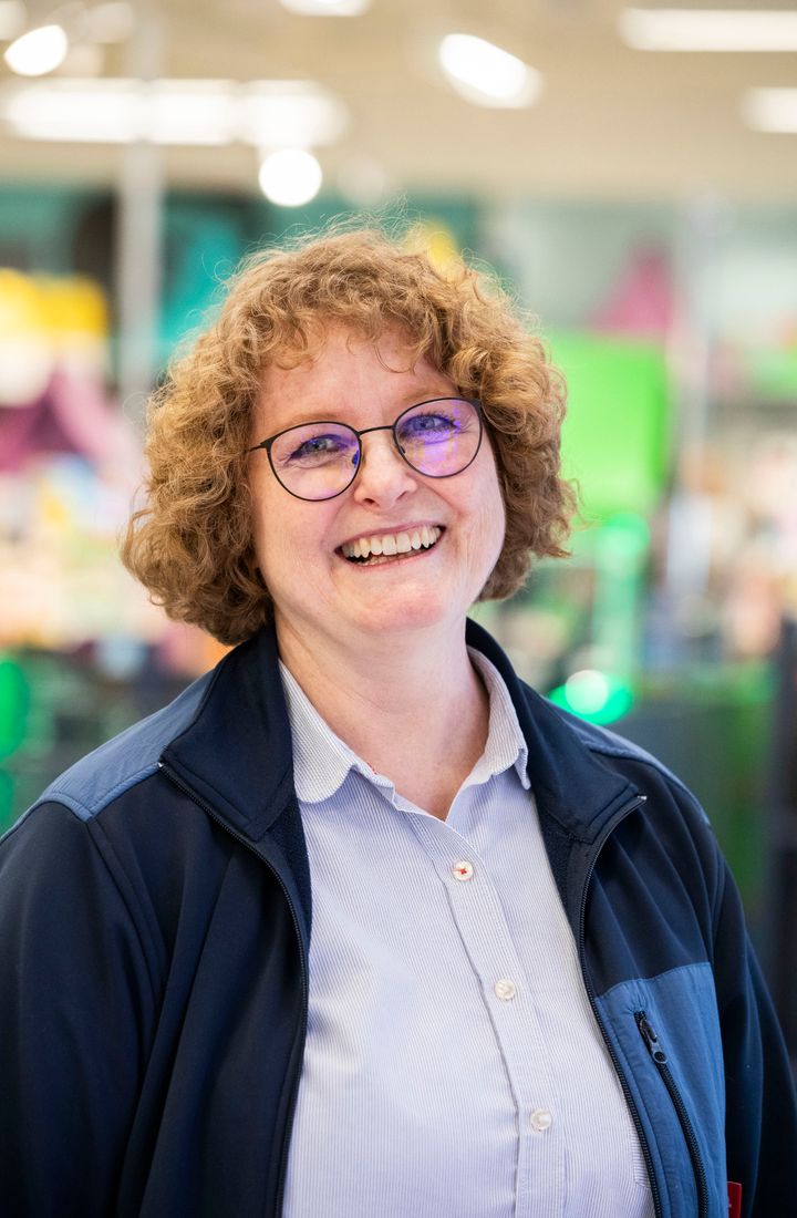 Patrice Mogensen fra Kvickly i Rønne er blandt finalisterne i kåringen af Danmarks sødeste kassedame 2026.