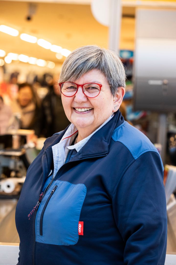 Hvert år hylder ugebladet Hjemmet Danmarks sødeste kassedame m/k, og i år er den smilende kassedame Lene Sindahl Nielsen fra SuperBrugsen i Fensmark en af de fem finalister.