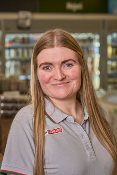 Christina Fjeldgaard Christensen fra Min Købmand i Vegger er blandt finalisterne i kåringen af Danmarks sødeste kassedame 2026