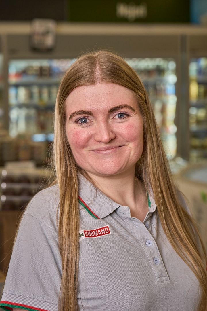 Christina Fjeldgaard Christensen fra Min Købmand i Vegger er blandt finalisterne i kåringen af Danmarks sødeste kassedame 2026