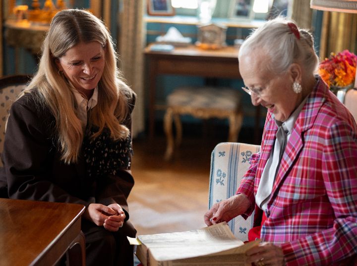 ALT for damernes chefredaktør Heidi Frederikke Sigdal overrakte en særlig ærespris til Hendes Majestæt Dronning Margrethe på Fredensborg Slot den 24. september.