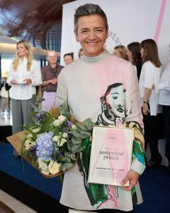 Margrethe Vestager modtager Søstersindprisen 2026