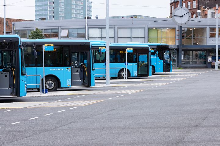 Midttrafiks busser giver plads til de mange togbusser, der kører fra 16. januar