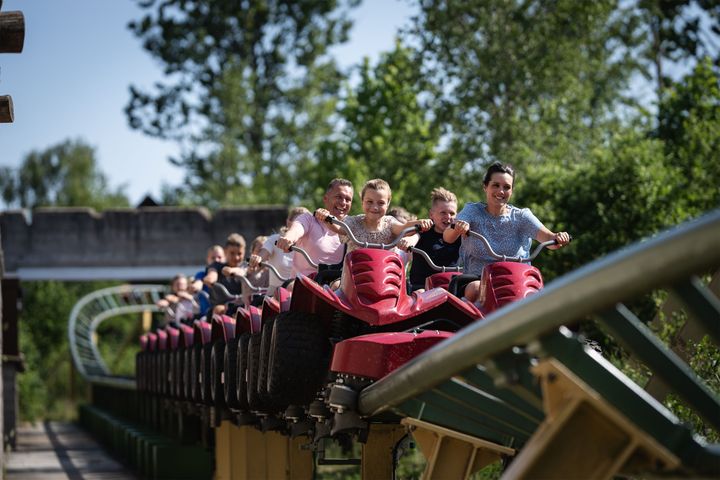 Oplev en hel dag med letbane, bus og forlystelser med en Djurs Sommerland Kombibillet
