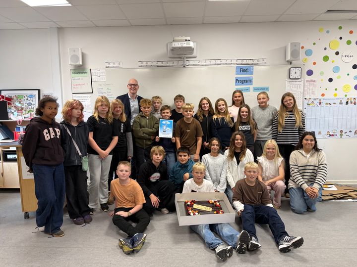 6.B på Hornbæk Skole blev fejret med kage, diplom og en fin pengepræmie.