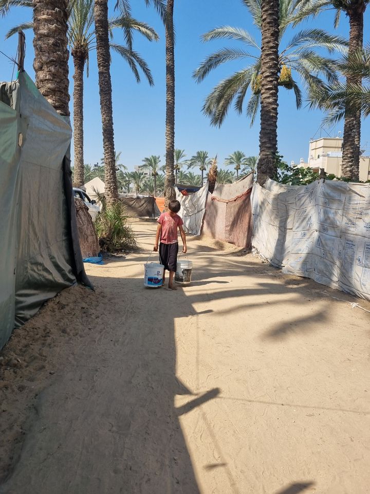 Fredsforhandlinger bør indeholde et særskilt spor for humanitær nødhjælp, der dækker hele spektret af behov.
