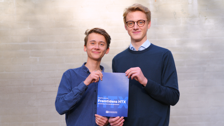 EEO’s hhv. tiltrædende og afgående formand Aske Christiansen og Mads Haugbølle Behrendsen præsenterer ‘Fremtidens HTX’. Foto: Erhvervsskolernes ElevOrganisation