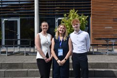Fra venstre: Nanna Jørgensen (organisatorisk næstformand), Karoline Ulfkjær (formand), Andreas Thorsager (politisk næstformand)