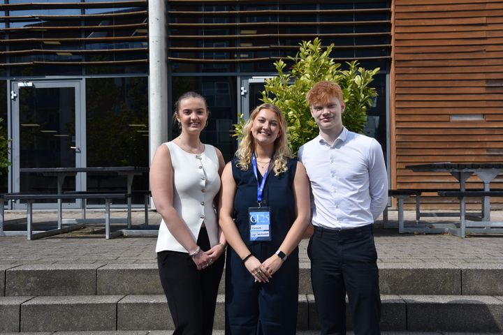 Fra venstre: Nanna Jørgensen (organisatorisk næstformand), Karoline Ulfkjær (formand), Andreas Thorsager (politisk næstformand)