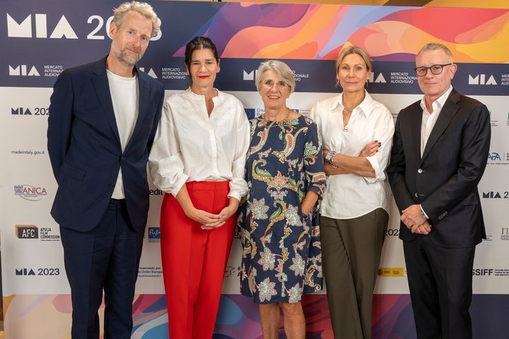 Symbolic signing of the New8 contract at MIA in Rome: Hans-Jørgen Osnes (NRK), Elly Vervloet (VRT), Dr. Simone Emmelius (ZDF), Anna Cronemann (SVT), and host Jon Ola Sand at the launch of New8 in Rome.