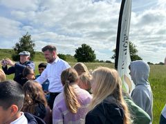 foto af kirkeministeren omgivet af skolebørn