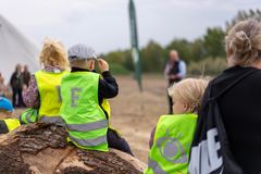 Børn fra nærliggende børnehvaer var mødt talstærkt op for at plante skov.