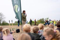 foto af taler foran en stor gruppe mennesker