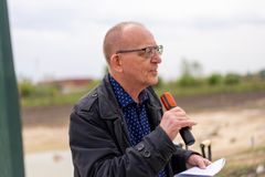foto af mand der taler