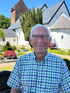 foto af mand foran kirke