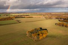 Luftfoto af landskab med marker