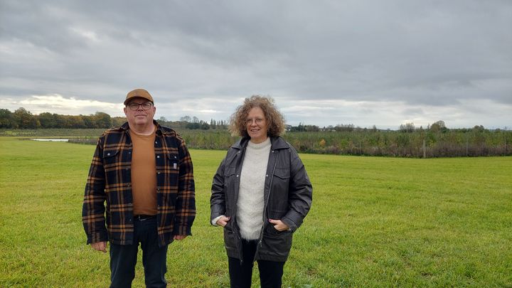 foto%20af%20de%20to%20personer%20der%20ejer%20skoven