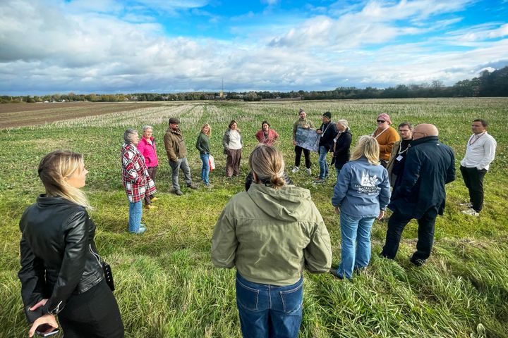 foto af menneske samlet på mark