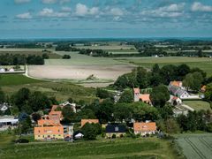 foto af kirke og mark