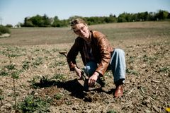 Hanna Line Jakobsen, vicedirektør i Roskilde Festival Gruppen, plantede selv et af de første træer i den nye skov ved Hvalsø i maj måned.
