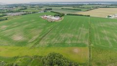 dronefoto af landskab med marker