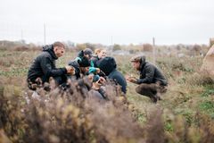 En hyggelig dag i det fri, hvor du både kan plante træer, lave naturaktiviteter og smage lækker bålmad. Det får du med, når du giver skov i gave gennem Klimaskovfonden.