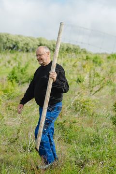 Foto af landmand, der passer sin nye skov